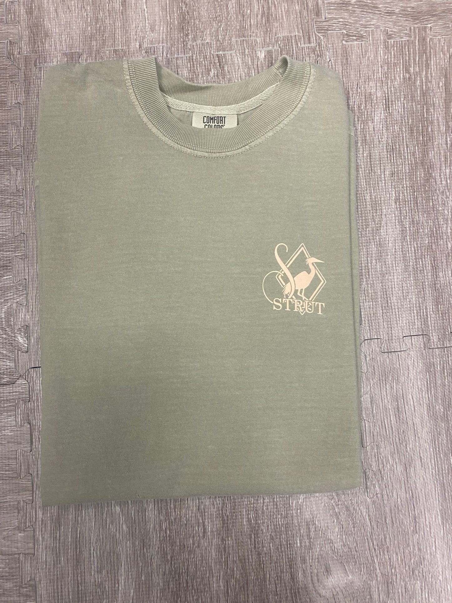 Southern Strut T-Shirt with Lab in Blinds in color Khaki